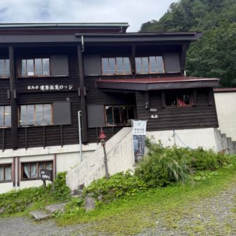 野湯の料金は500円、ロッジで払います。ちなみにここの内湯も日帰り入浴可。