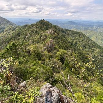向こうの山は前半パートの御嶽山方面

手前はそこそこの岩場を手足使って登ってきたルート
緑がなかったら大キレットぽいのに、、、
大キレット目線で見てしまう私の感覚は麻痺しつつある


この後、下山完了

10km満たないルートの割に高低差があるからか、脚が疲れました