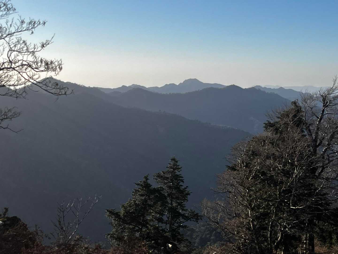 少し登るとすぐ稜線にでる
絶景を楽しみながらハイキング
南奥駈道の方を見渡す