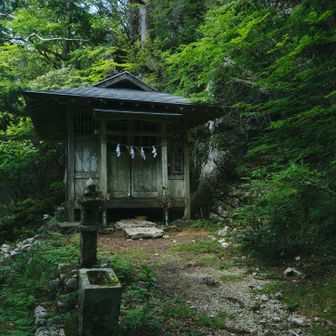 工石神社
静かに佇む