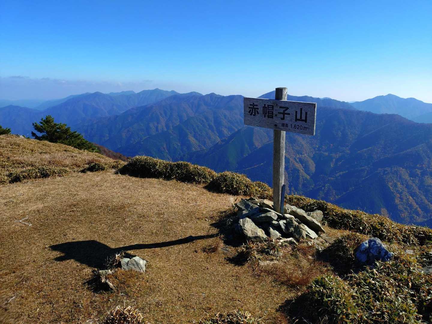 赤帽子山頂
快晴なので、景色が素晴らしい！
剣山・次郎笈・矢筈山・雲早山など
遠くまで見渡せた😀