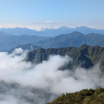 鬼が面山の絶壁に雲を纏って