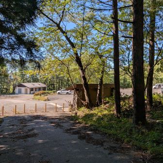 登山口に戻って来ました　スタート時は２台だけだ数台駐車してます　近くに日帰り♨️もある人気の山の様です(今日は休みでした😭)予備知識が無かったが　変化富んだ見所が有り楽しく歩く事が出来ました👍　