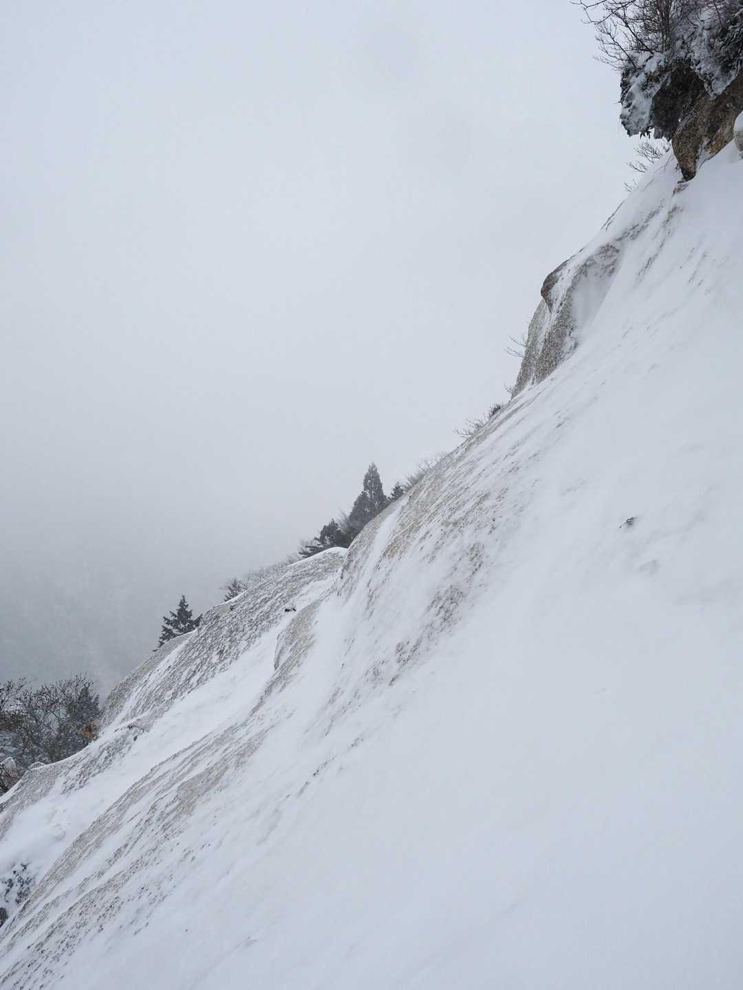 傾斜はご覧の通り。
最上部は凍り付いたカチカチの砂にサラサラの雪が少し💦　このトラバースがこの日の核心部
