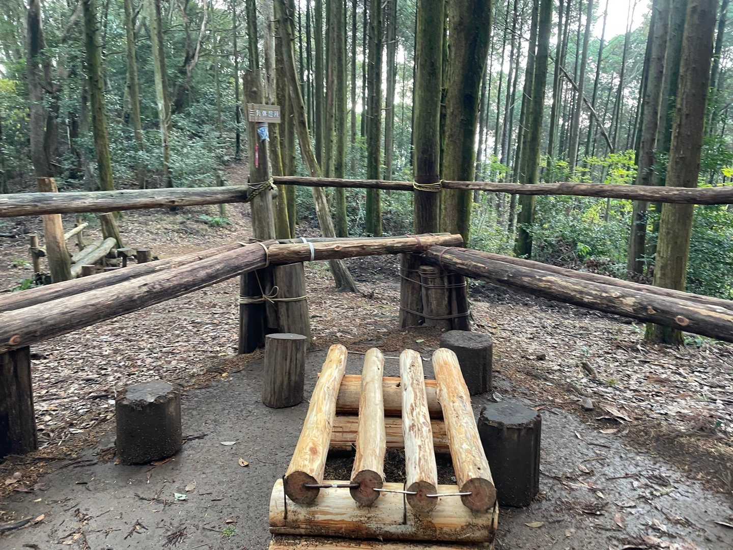 をや。
三角休憩所って名前になってますね。
前は三角ベンチだったっけ？