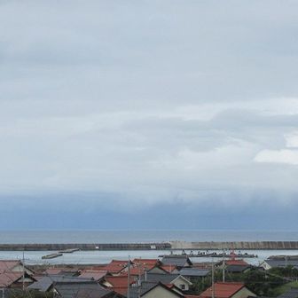 まだ雲量多し　　　　　　　　　　　　　　　　　　　　　　
日本海　　　　　　　　　　　
恵曇漁港　　　　　　　　　　