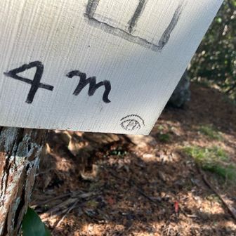 右下に何か書いてある👁️？