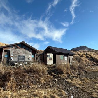 久住分かれ避難小屋に到着