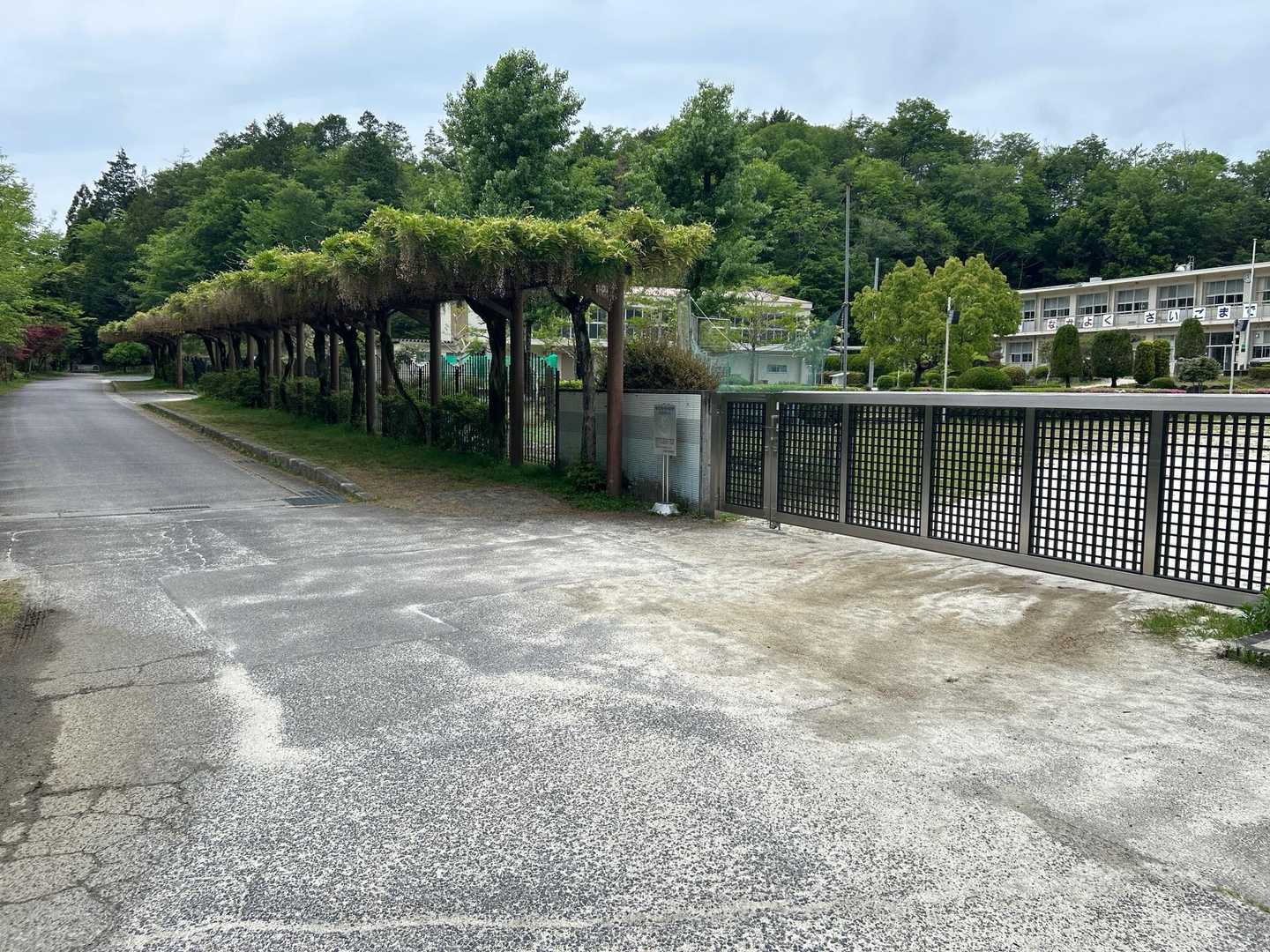 御作小学校の敷地内を通るが、校庭には入らない。
この登山ルートにも藤棚がある。
この小学校が良いな〜と思う。