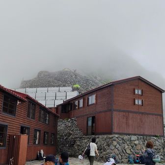 いったん穂高岳山荘に下り、霧が少し晴れるのをも待って...