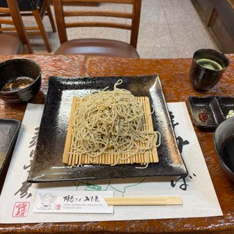 バスの待ち時間20分で蕎麦。もっとゆっくり熱燗といきたかった🍶