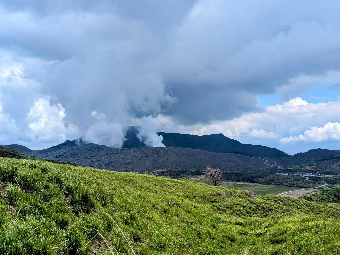 ドーン👀と目に飛び込んできたのは
火山活動中🌋噴煙ﾓｸﾓｸの中岳

🈁草千里は外国人の観光客で一杯です。
(平日だからか日本人は少なめ？)

帰りの最終バスは16:30なので、草千里の滞在時間は4時間。
初日は軽めに草千里周りのお山
杵島岳(ｷｼﾏﾀﾞｹ)から向かいます。
