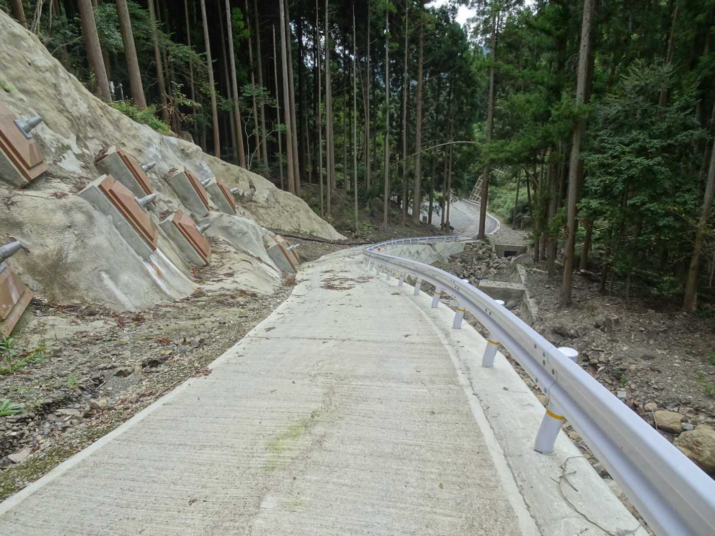 ここは、工事が終わり綺麗になっています。
いつか鳥屋山キャンプ場にも、明るく楽しい声が戻って来るはずです。。😌