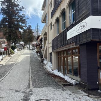 ここを右➡️へと
モンベルショップあり
チタンのカップ買いました😅　一応、遭難した時の為に　お湯♨️作る目的ですが…

ジェトボイルやと　量カサが増えるんでね…🤭