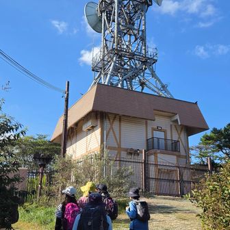 六甲山最高峰に隣接する自衛隊の電波塔（無人中継局らしい）