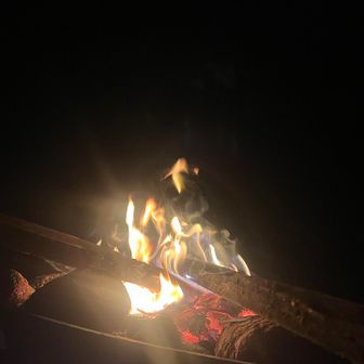 晴嵐荘に戻ると焚き火をされてたので囲みながら山トーク。
皆さん経験豊富でめっちゃ勉強になりました。
