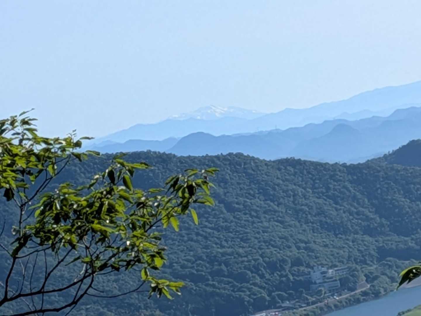 うわ〜っ!
霞んでいるけど乗鞍岳も見えます。
久しぶりですね～