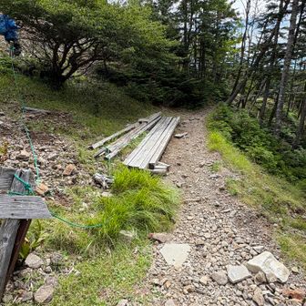 小屋前で休憩😮‍💨テン場もあるけどここまで来るのが大変だよ😅水場も怪しいし