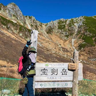 観光のお客様三人の写真を撮ってあげて
その後、私も撮っていただきました。

今日は、ソロなんでね🙏🏼
「皆さんの写真を撮りましょうか」と言うとたいていは、お返しの写真を撮っていただけます🙇‍♂️