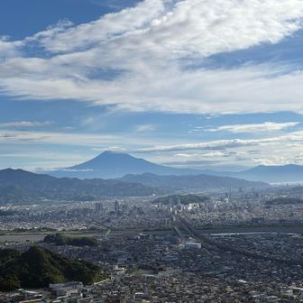 富士山も近い！
静岡市内も一望できます👀

ここでお揃いの登山靴を履いてた仲良しお父さん2人組と少しお話させていただきました
日課で朝鮮岩に昇ってるとのこと😳

ちなみに満観峰近くの日付のオブジェについて尋ねたところ、お知り合いの方が変えてるようです
『でもあの人も俺らと同じくらいだから80超えてるよなぁ』

え？お父さんたち80過ぎ⁉︎バケモンですね😅