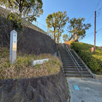 途中右折でこちらの階段へ