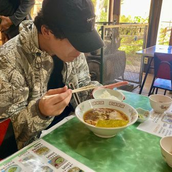 山菜ラーメン🍜が足りず
ご飯🍚を追加したK太郎くん

👵🏻「ちょっと麺🍜が少なめだったから…」と追加のご飯代をお返し頂きました🤗