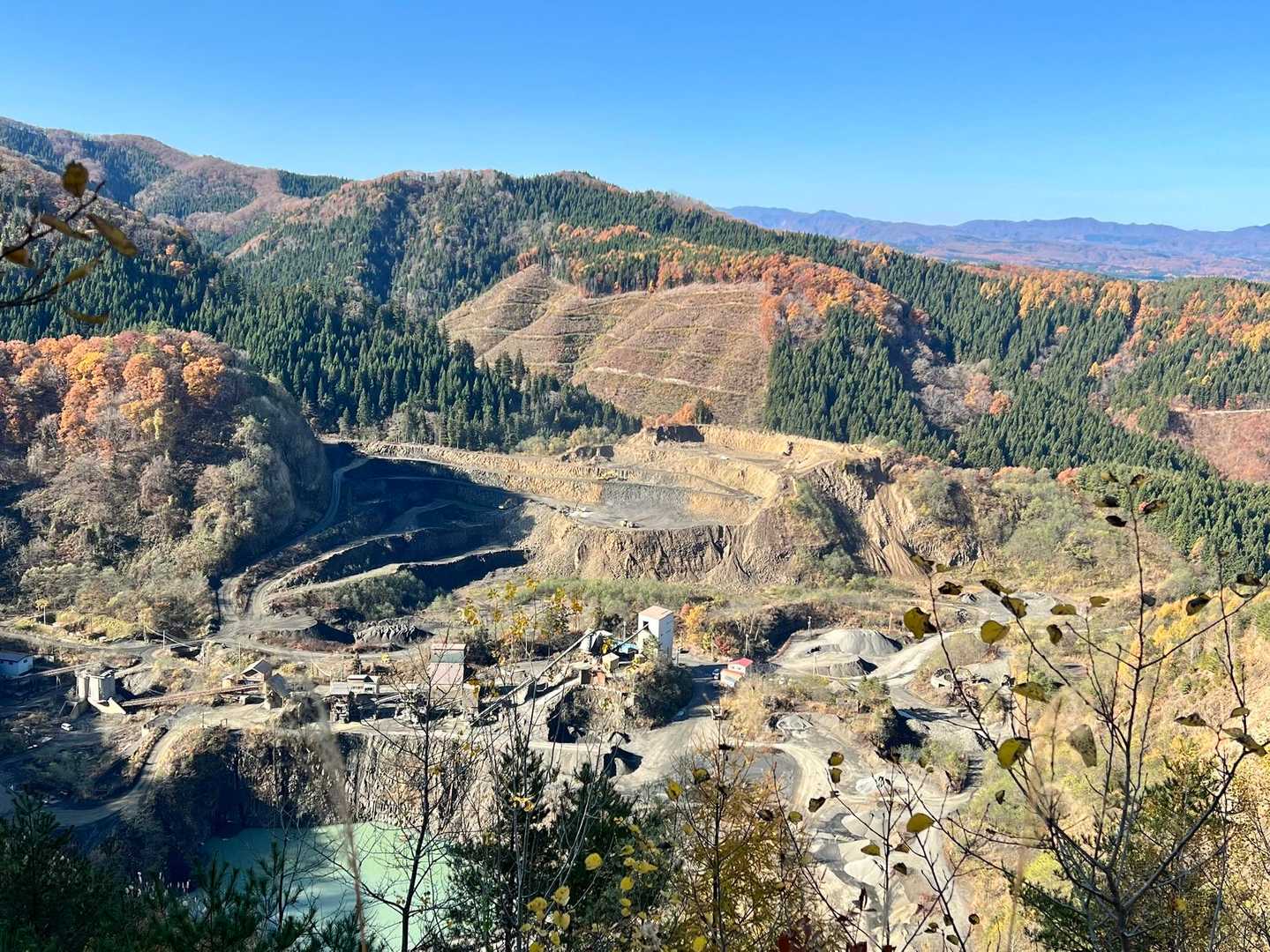 立構山へ向かう道中…
基本的に展望はほとんどないのだけど
一箇所だけ展望が開ける場所が…
見えるのは採石場
いや〜スゴい‼️
ライオン岩にいると、採石場からの音は聞こえるけど採石場は見えなくて、どうなってるのか興味あったんだけど
いやはや、こうなってたか‼️
いい眺め〜😃🎶