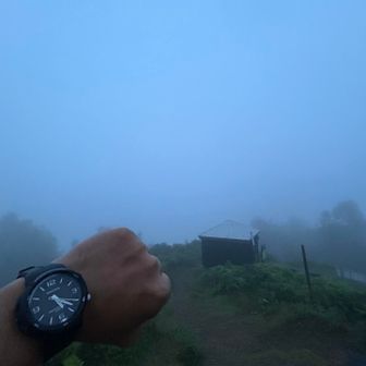 5:23 しろい城山山頂です