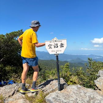 頂上に女性2人いました。撮ってもらいました。