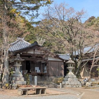 大丈夫でした。突き当たって右へ
入ると、一番札所がありました。

トイレはここにあります。
この先、山中にはありません。