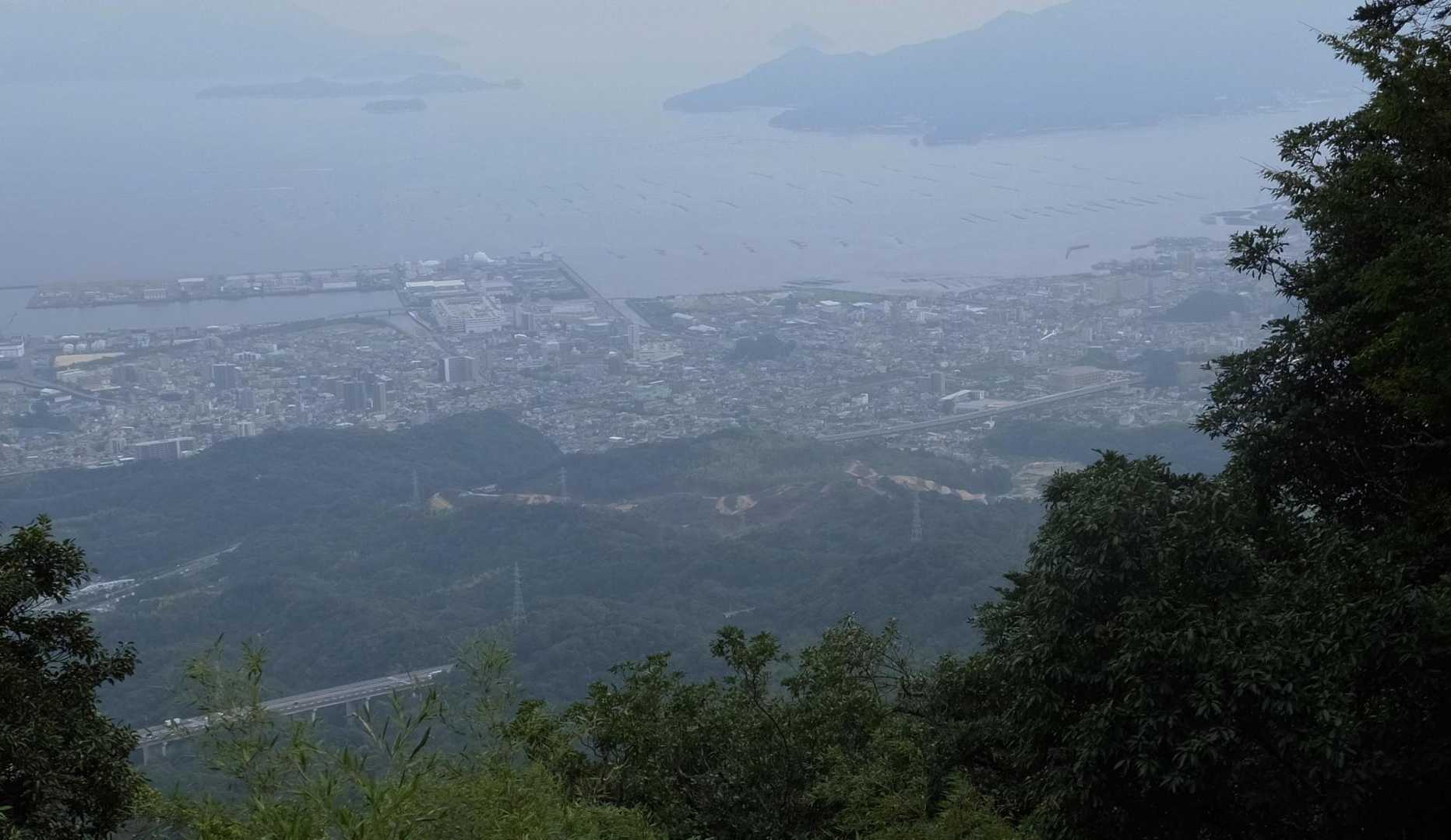 手前の山の工事している様子
