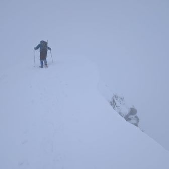 そして再び、化物岩の手前の危険な細尾根にやってきた。

「ちはる君、細尾根だね。地形わかる？気を付けてね。」

「はい。Atsushiさん、だけど大丈夫です。トレースが見えます😃」

「本当？そりゃよかった。」

標高を下げていくと、少し視界が戻ってきた。

「うわあーー！」

「え？Atsushiさん、大丈夫ですか？😃💦」

言ってるそばから、足を踏み抜いて、這松の落とし穴にはまってしまう私だった🤣🙌💦