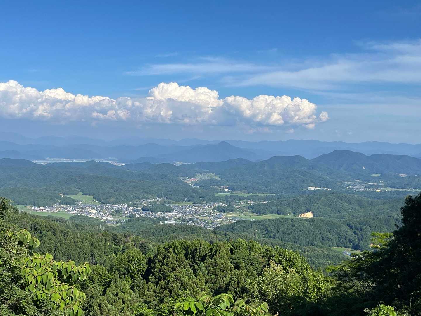 エボシ山山頂からの景色👀
富士山好きのスタッフさんが「富士山って見えるの〜」って言われたので、すかさず「越前富士の日野山が正面に」と説明しました😉