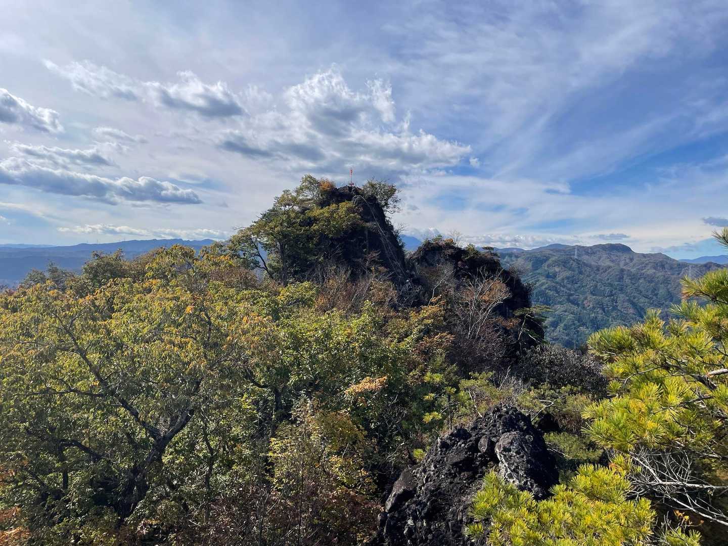と思ったら山頂はあっちだったー！！
え、めっちゃ鎖登るんだけど。