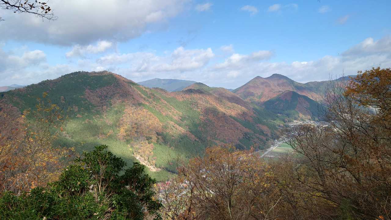 目の前に花咲山、東山、行者山が並んでいます。
素晴らしい眺めです🤗