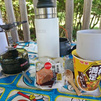 最初の神楽会場？そばの東屋で昼食とします🍴
正面のおにぎりは昨日TVジョブチューンで「全員合格」のファミマ鮭おにぎり🍙
お値段298円(税込)と高めですが、ムチャクチャ美味かったです。
包装に空気が入れてあり食感も維持。ベーシックなコンビニおにぎりとは色々と別次元💯