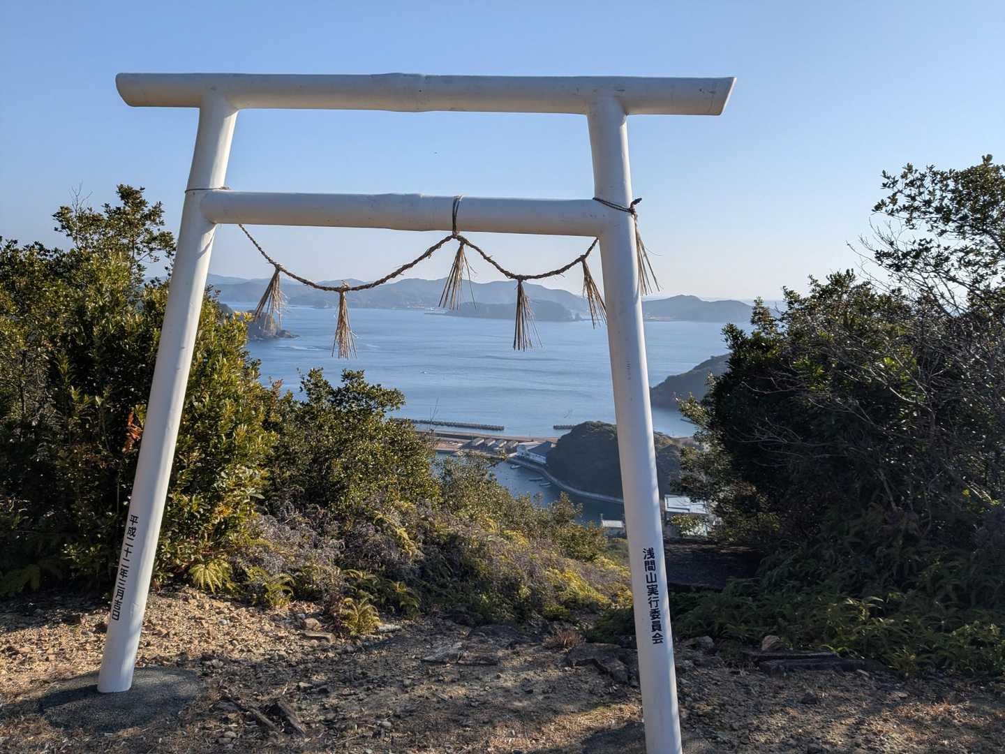 鳥居越しの海