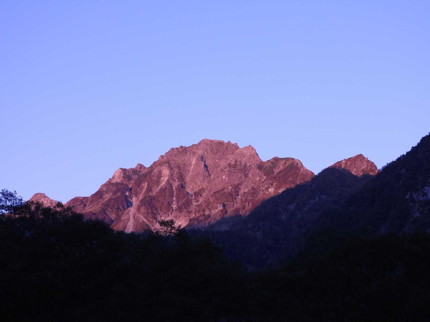 キャンプ場から🌄モルゲンロート
今日は天気良さそうだ