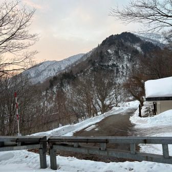 天神平からは入れなかったので西黒尾根から登ります。
凍ってる雪面なのでアイゼンはここから履きました。
初めてのルートなので慎重に早めに