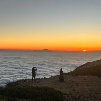 登山女子二人がアクセントになってとても気に入った夜明けの一枚