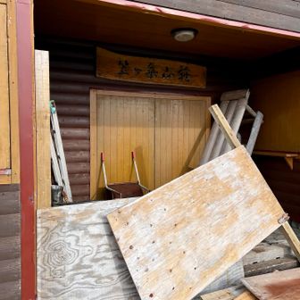 笠ヶ岳小屋
入り口塞いでたのは雪か風で倒されたのかな？