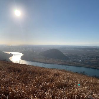 ぽこっとあるのがさっき登った愛宕山