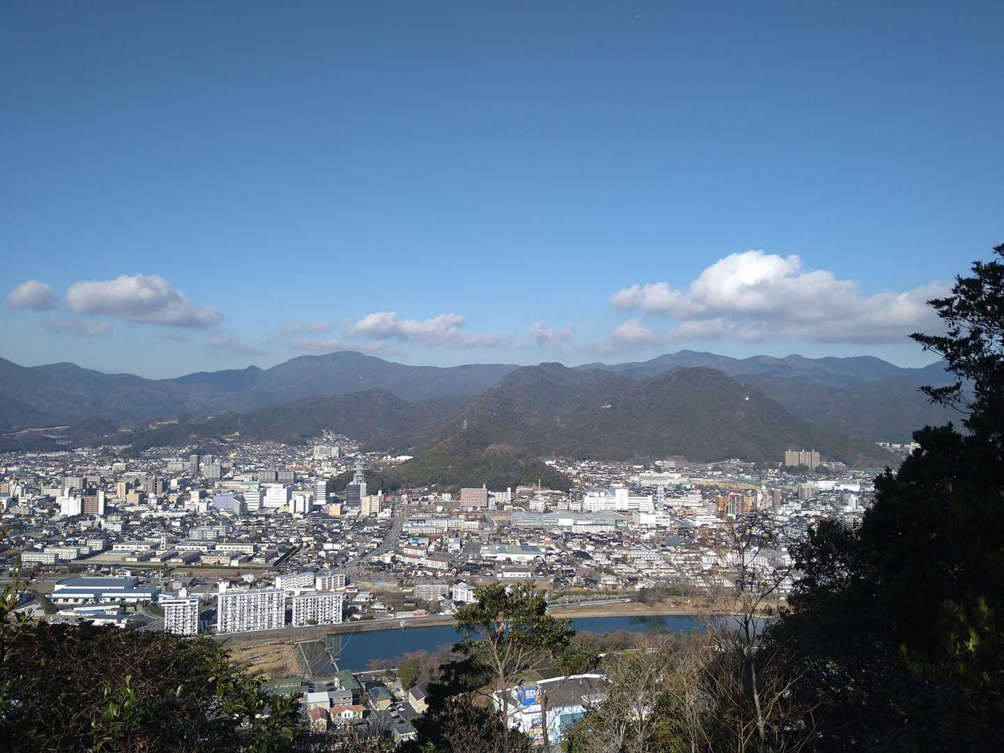 鴻ノ峰、西鳳翩山から東鳳翩山が見えます。もう体力的には縦走無理かなぁ…今日は、時間もないし、暑かったので、冷たい飲み物で。