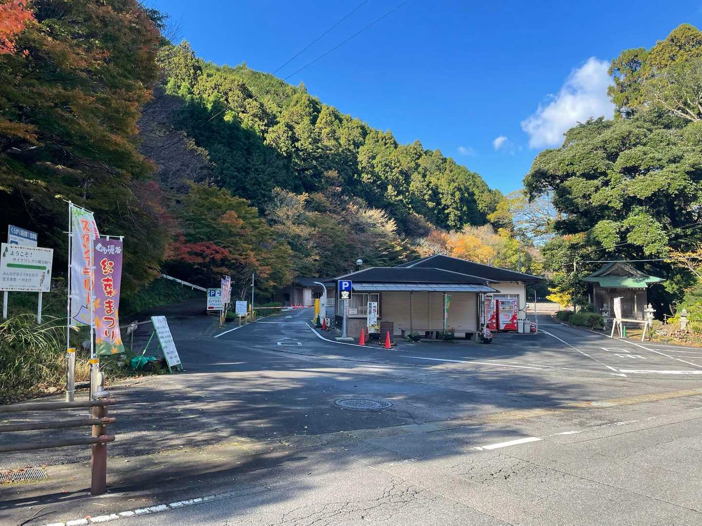 駐車場は3台ほど停まってました