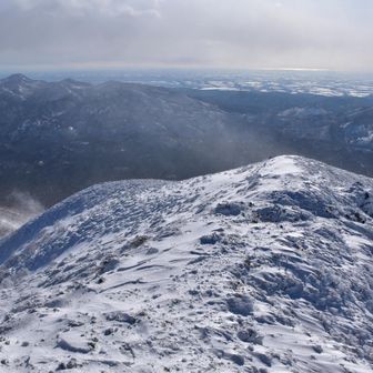 風神来襲は半日ほど予定より遅れたことが幸いであった。。。が、テント撤収中には完全に私は捉えられ、下山中は何度か風にバランス持っていかれてハイマツ斜面にコテリと転がった。。。