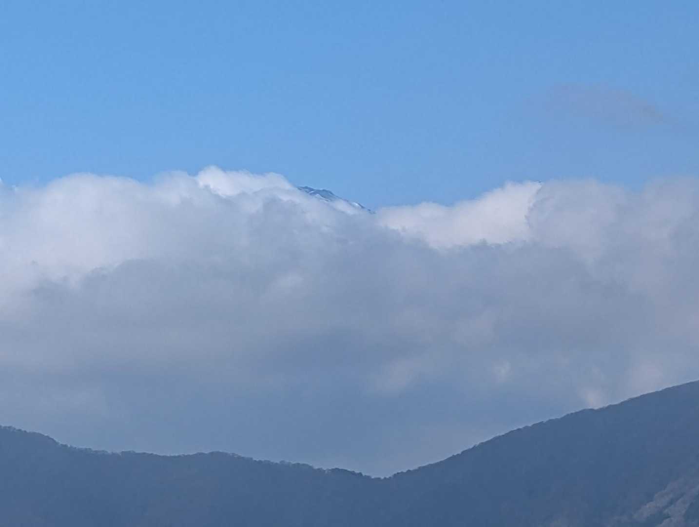 富士山がほんの少し山頂を見せた🗻