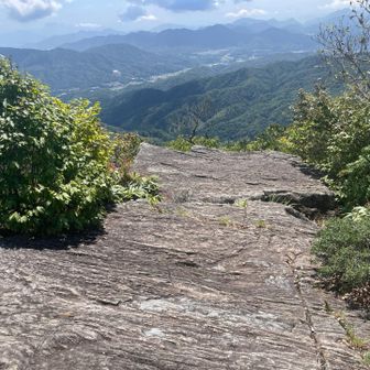 頂上からほんの少し低いところにある平らな岩。大峯山頂上下の多くのみなさんが休憩される岩の上です。足を伸ばして座れます。
今日は風もそれ程強くなく、また、暑さも和らいでいましたので、休憩に良かったです。