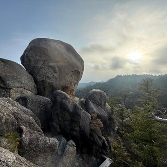 この岩もすごいバランス。
自然にこうなるのすごいなー