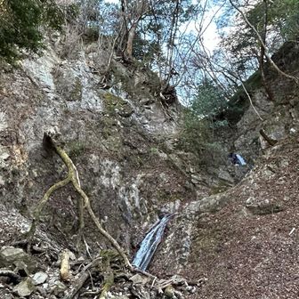 目的の蟇滝、七曲滝の前に白石滝に寄る　この滝から上がれば、白竜滝、大安相滝があって、六甲山最高峰まで行ける。上級者コース。