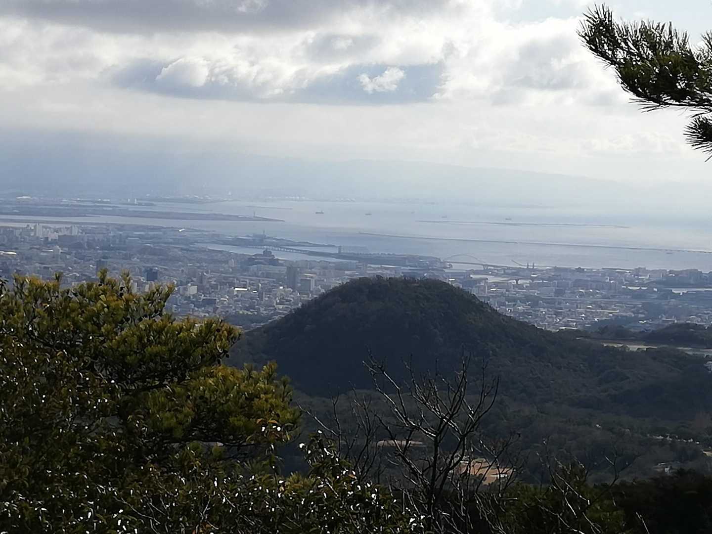 ポッコリ甲山を今日は近くに感じる　帰路は塩尾寺からのお焚き上げのケムリがあがってきた。